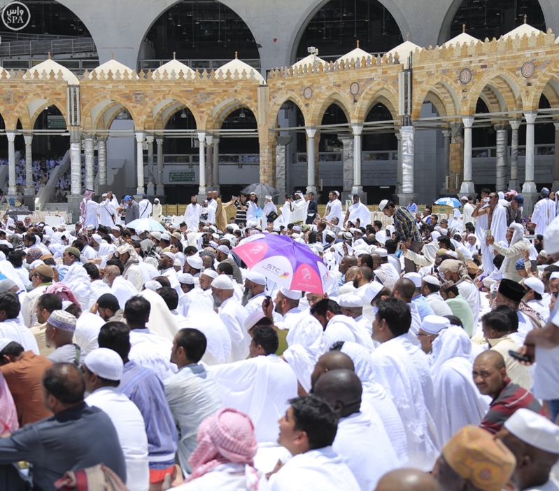 ضيوف الرحمن يؤدون أول صلاة جمعة بالمسجد الحرام بعد رمضان