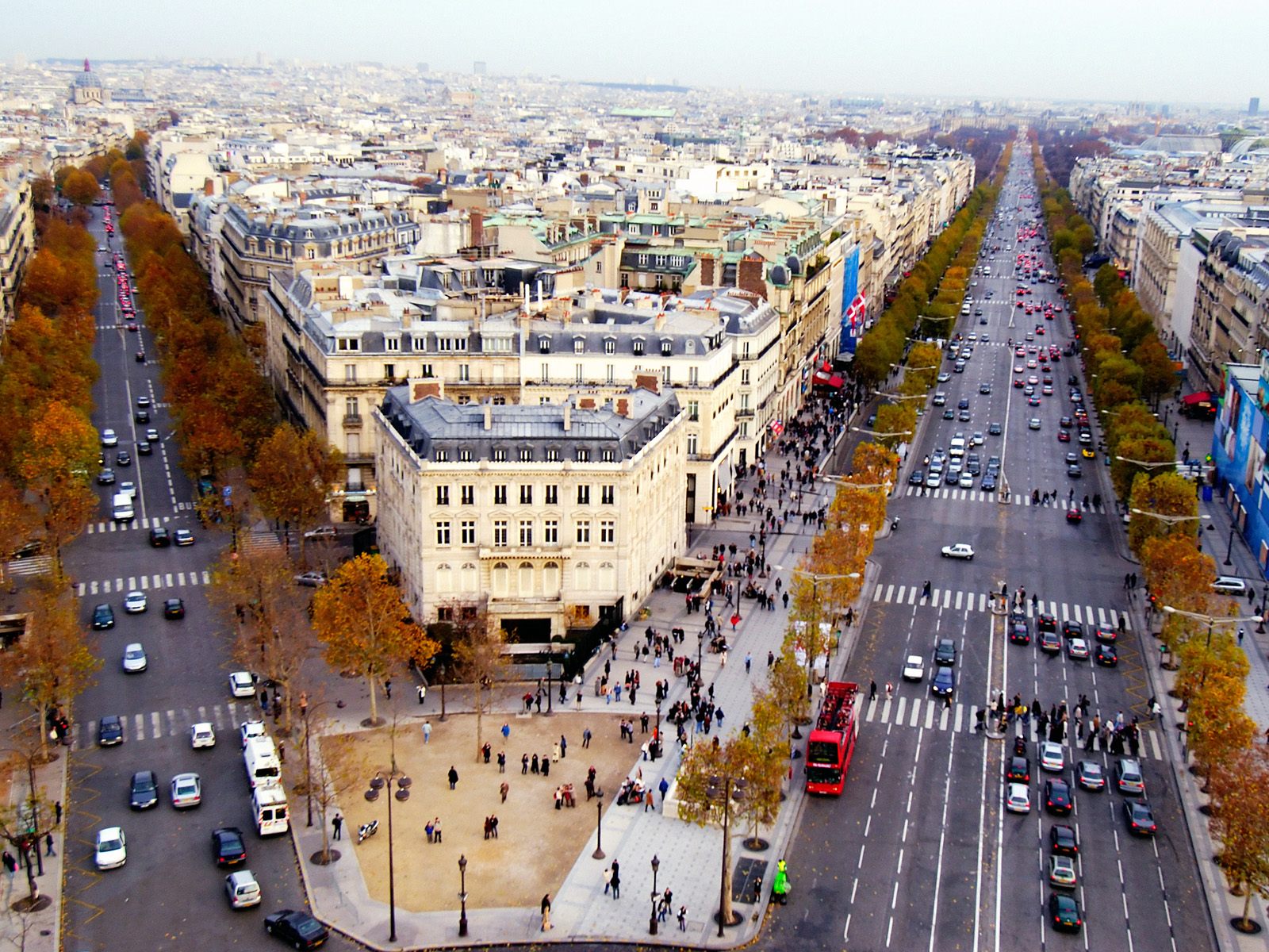 Champs Elysees Paris France1685869084