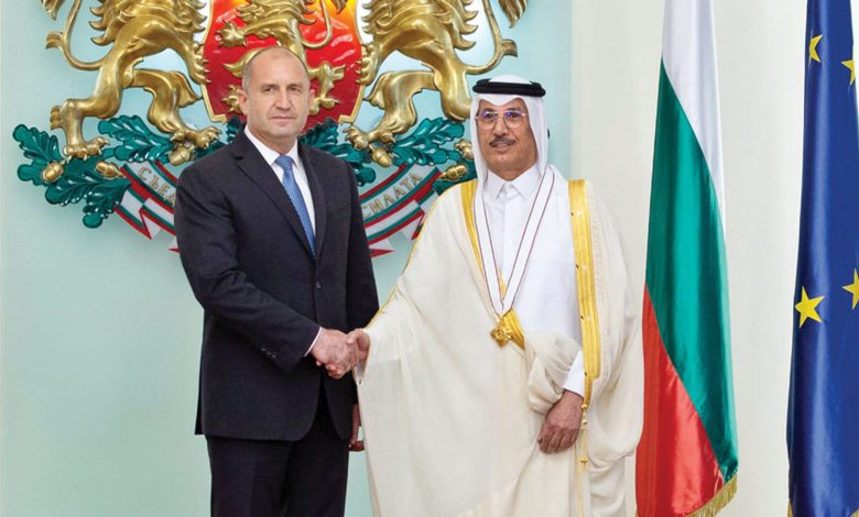 الرئيس البلغاري يقلد سفيرنا وسام الاستحقاق من الدرجة الأولى1686913144