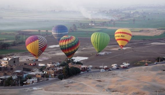 21 رحلة بالون على متنها 500 سائح تحلق فى سماء الأٌقصر