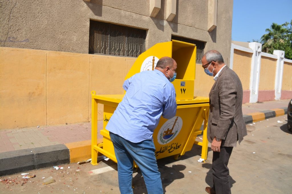 300975 محافظ القليوبية يتابع تجربة وضع صناديق القمامة الصديقة للبيئة (9)1708432806