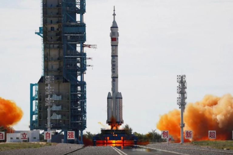 الصين ترسل مركبة الفضاء المأهولة1714460345