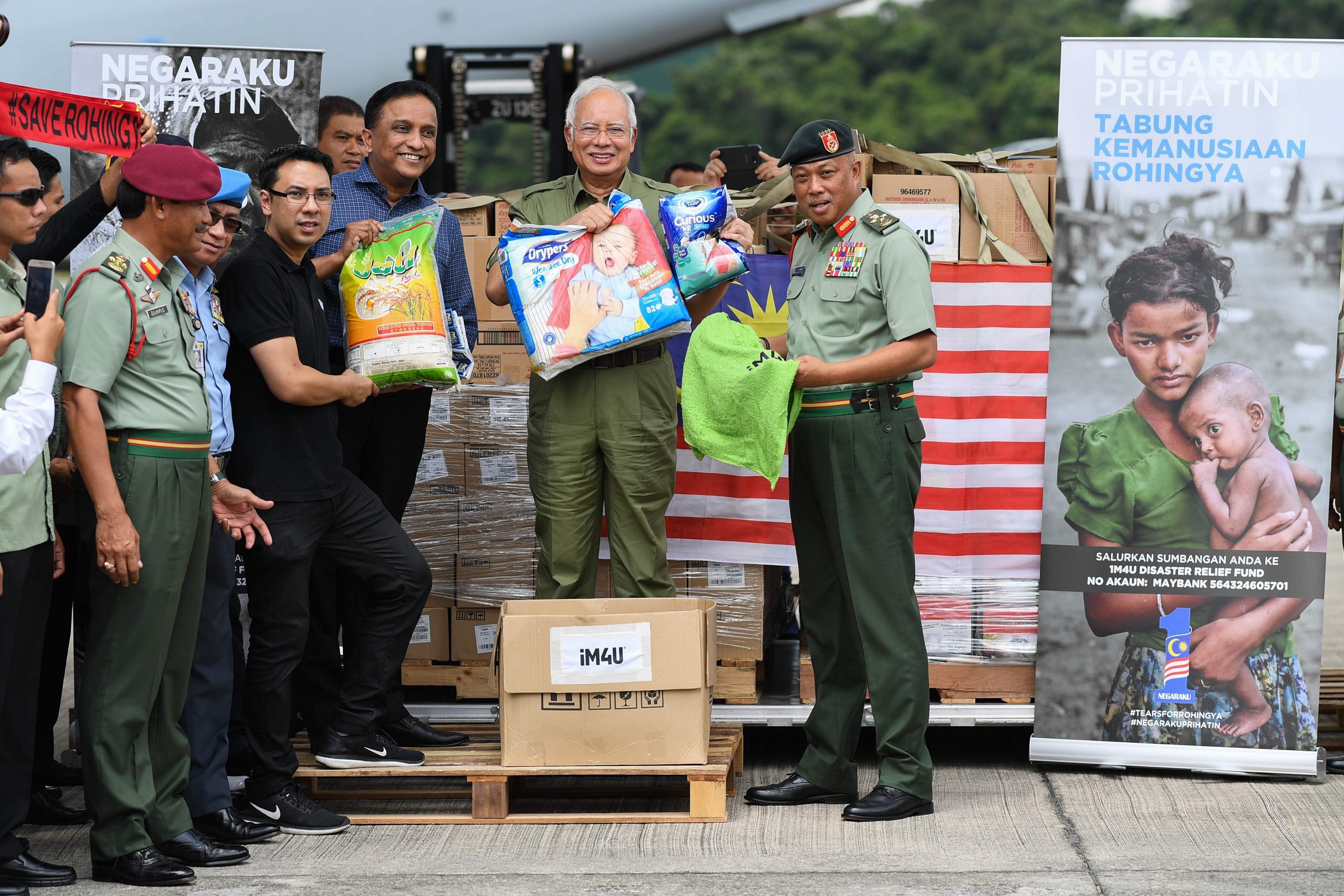 1267621 رئيس وزراء ماليزيا يحمل عينات من المساعدات الإنسانية للروهينجا1712345104 scaled
