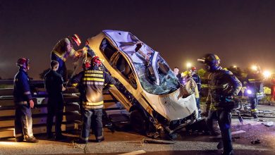 brave firemen trying release man from crashed car1716031203