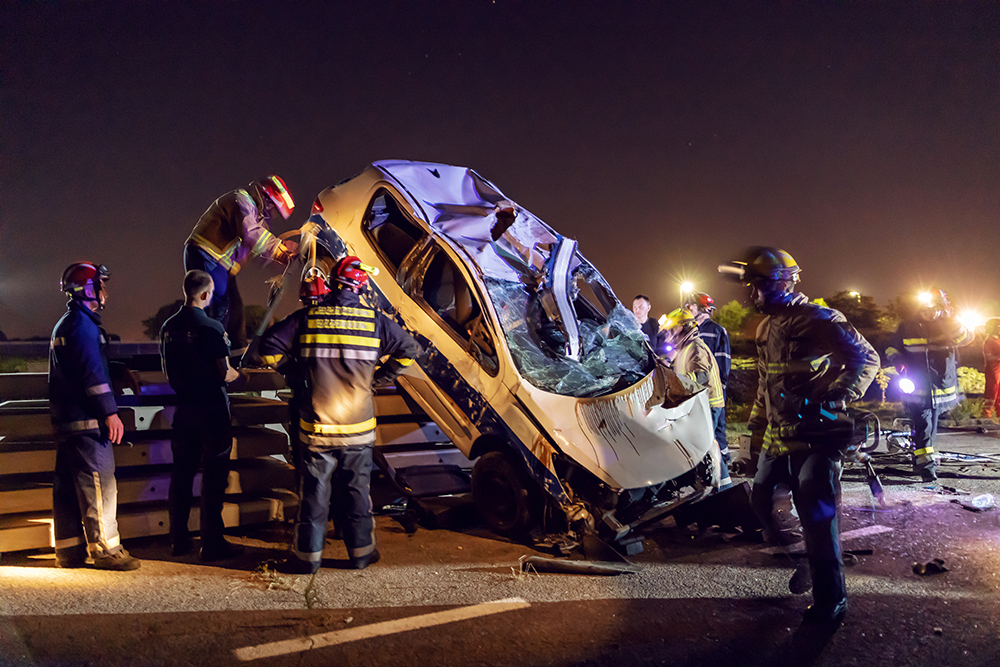 brave firemen trying release man from crashed car1716031203