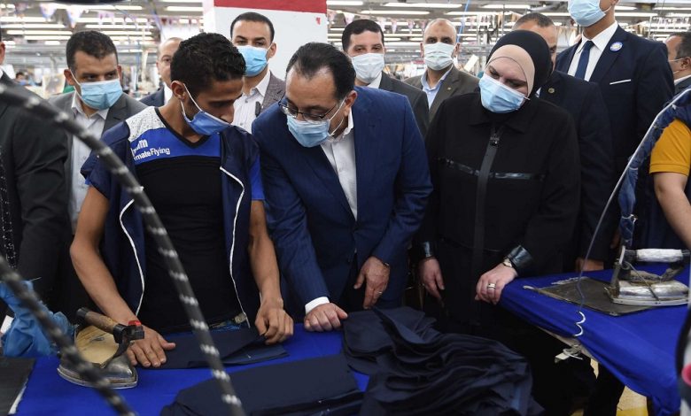 رئيس الوزراء يتفقد مصنع شركة العرفة لصناعة الملابس الجاهزة بالعاشر من رمضان1716035763